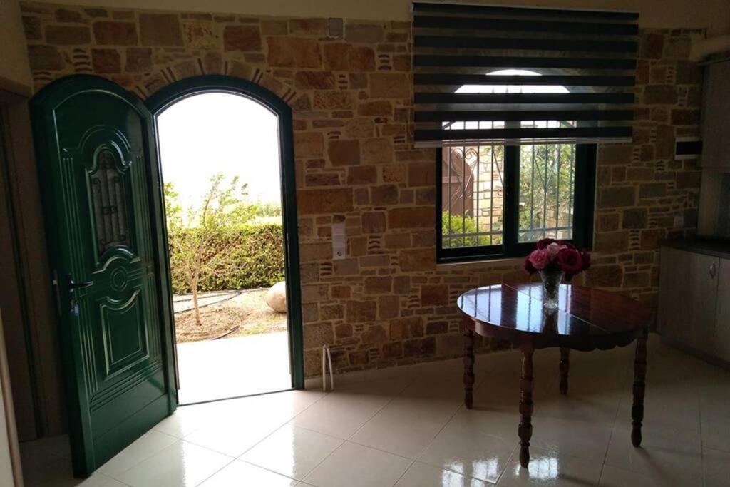 villa roses-mourteri Extérieur photo